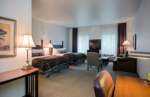 Rockford Apartment | Pool. Free Breakfast. Near Midway Village Museum!