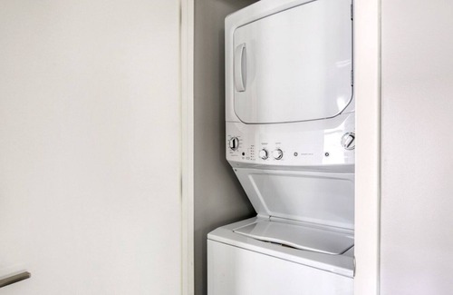 Lakeview Apartment | Premium Lakeview 3BR w/ W/D & BBQ, nr Belmont L, by Blueground