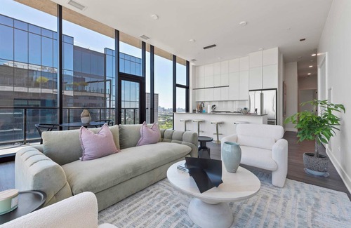 West Loop Apartment | Prime 4BR Penthouse w/ Skyline Views for Families