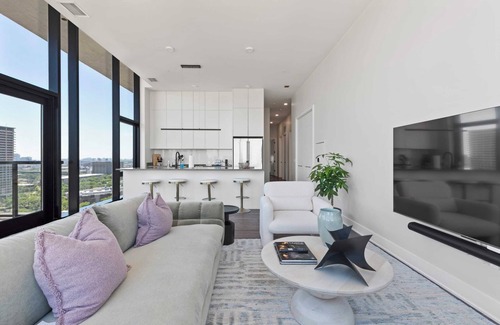 West Loop Apartment | Prime 4BR Penthouse w/ Skyline Views for Families