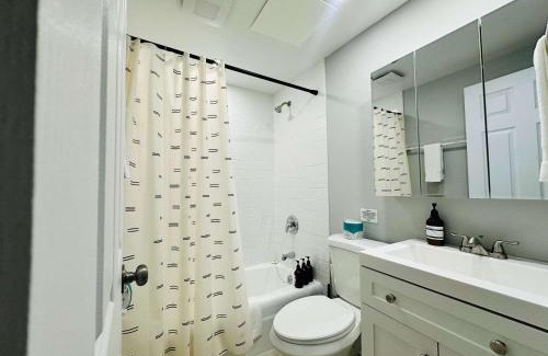 Lake View East Apartment | Quiet 1 Bedroom 1 Free Parking High Speed Wi-Fi