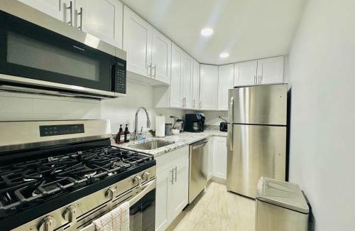 Lake View East Apartment | Quiet 1 Bedroom 1 Free Parking High Speed Wi-Fi