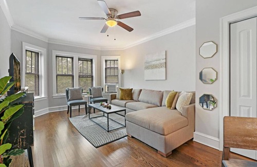 Ravenswood Apartment | Quiet Spacious 2BR Apt walk to Train, near Shops