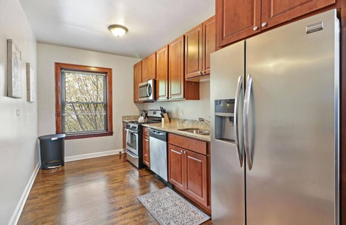 Ravenswood Apartment | Quiet Spacious 2BR Apt walk to Train, near Shops