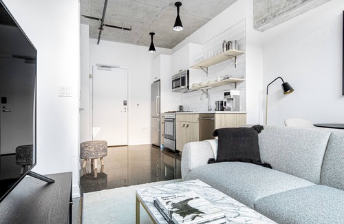 Near North Side Apartment | Rad River North 1BR w/Gym, Pool, near L stop & Beach, by Blueground