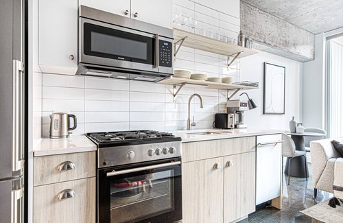 Near North Side Apartment | Rad River North 1BR w/Gym, Pool, near L stop & Beach, by Blueground