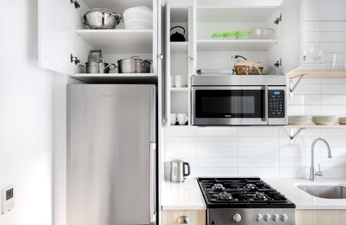 Near North Side Apartment | Rad River North 1BR w/Gym, Pool, near L stop & Beach, by Blueground