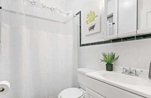 Wrigleyville Apartment | Real Comfort in a 2BR APT close to Wrigley Field