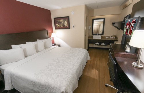 Willowbrook Hotel | Red Roof Inn PLUS+ Chicago - Willowbrook