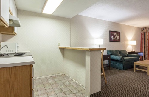 DeKalb Hotel | Red Roof Inn & Suites DeKalb