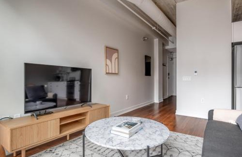 Near North Side Apartment | River North 1br w gym lounge roof nr Riverwalk CHI-899