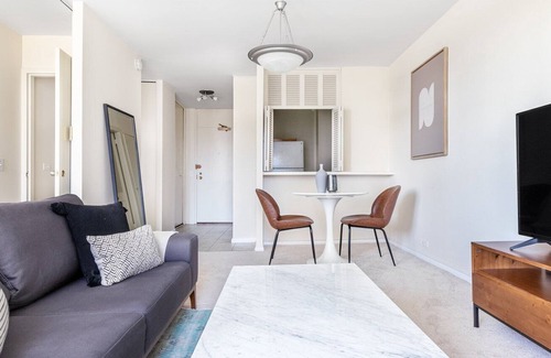 Lake View East Apartment | Sleek Lakeview Studio w/ Rooftop Pool, near Wrigley Field, by Blueground