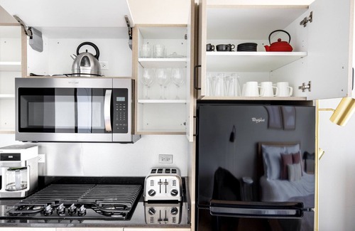 River North Apartment | Sleek Lincoln Park Studio w/W/D, walk to L & New City, by Blueground