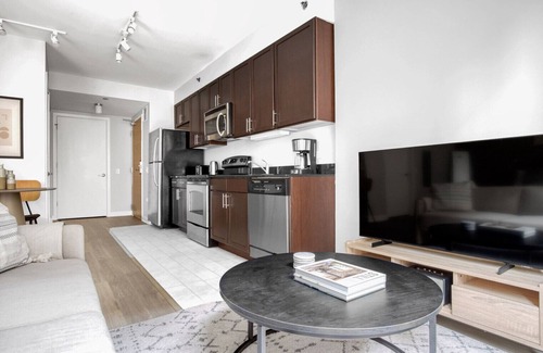 Downtown Chicago Apartment | Sleek Loop Studio w/Pool, Gym & Lounge, near Riverwalk, by Blueground
