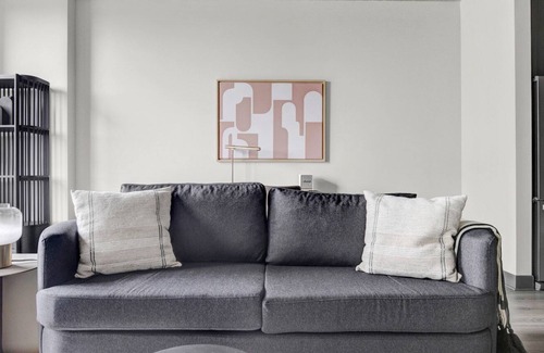 Near West Side Apartment | Sleek West Loop 1BR w/ Gym, Pool & Lounge, 2 blocks from L, by Blueground