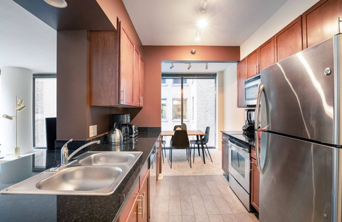 Downtown Chicago Apartment | Smart Loop 1BR w/Gym, Pool, near Financial District, by Blueground
