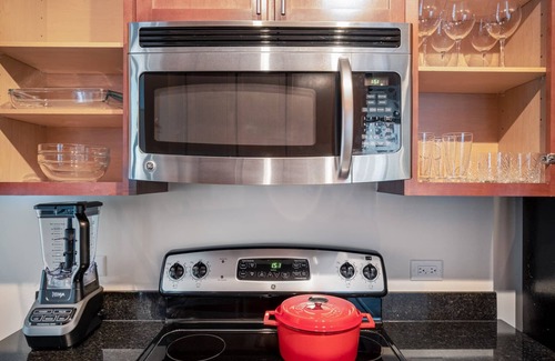 Downtown Chicago Apartment | Smart Loop 1BR w/Gym, Pool, near Financial District, by Blueground