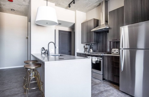 West Loop Apartment | Smart West Loop 1BR w/Pool, Gym, nr. Restaurant Row, by Blueground