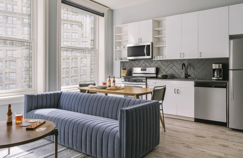 The Loop Apartment | Sonder The Plymouth | Four-Bedroom Apartment