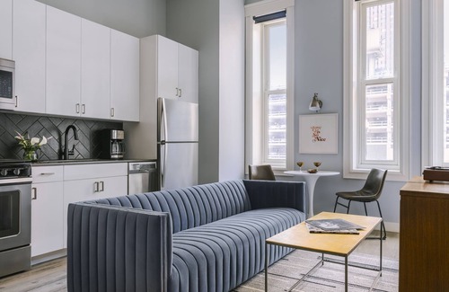 The Loop Apartment | Sonder The Plymouth | Three-Bedroom Apartment