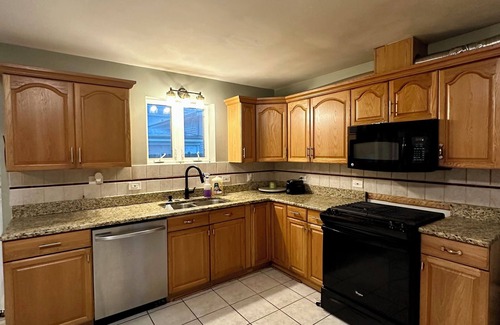 Glenview House | Spacious 4-bedroom house, Free parking, close to O'hare
