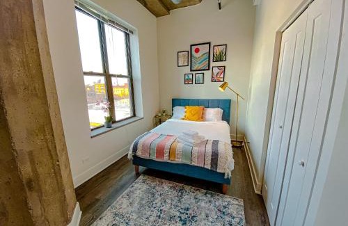 Near South Side Apartment | Spacious and Luxurious 3BR Near McCormick Place and Soldier Field with Optional Parking - Sleeps 10