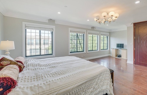 West Ridge House | Spacious Chicago Home ~ 6 Mi to Wrigley Field!