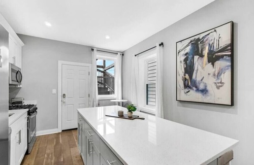 Forest Park Condo | Spacious Haven | 8-Min to Chicago | Sleeps 10