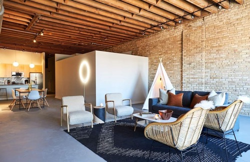 West Loop Apartment | Spectacular Fulton Market Penthouse, Sleeps 24 in Style | Featured In Architectu