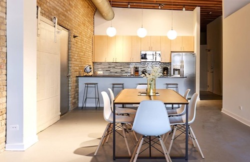West Loop Apartment | Spectacular Fulton Market Penthouse, Sleeps 24 in Style | Featured In Architectu