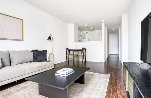Streeterville Apartment | Splendid Streeterville 1BR w/Gym, Pool, near Navy Pier, by Blueground