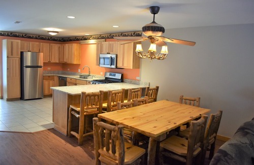 Oglesby House | Starved Rock Cabin sleeps 9