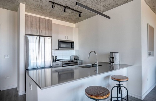 West Town Apartment | Stellar River North 1BR w/ Gym & Pool, close to Riverwalk, by Blueground