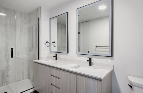 Near West Side Apartment | Stellar West Loop 2BR w/Rooftop & Gym, close to L, by Blueground