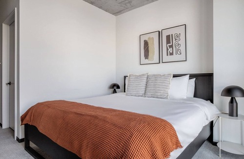Near West Side Apartment | Stellar West Loop 2BR w/Rooftop & Gym, close to L, by Blueground