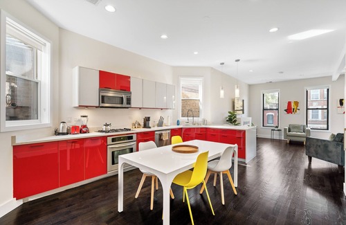 West Town House | Stunning 4-bedroom 4-bath building in Wicker Park! + Parking