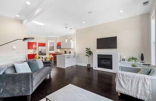 West Town House | Stunning 4-bedroom 4-bath building in Wicker Park! + Parking