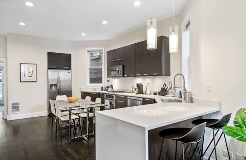 West Town House | Stunning 4-bedroom 4-bath building in Wicker Park! + Parking