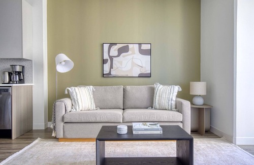 South Loop Apartment | Stunning South Loop 1BR w/Gym & Pool, nr Grant Park, by Blueground