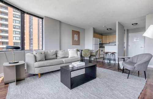 South Loop Apartment | Stunning South Loop 2BR w/Doorman, near Aquarium & Train, by Blueground
