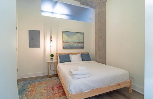 Near South Side Apartment | Stylish 2BR Suite with Optional Parking & Gym Access Near Lakefront, Shedd Aquarium and McCormick Center