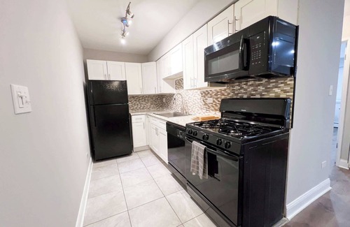 Lake View East Apartment | Stylish, Sleeps 6, 1 Free Parking