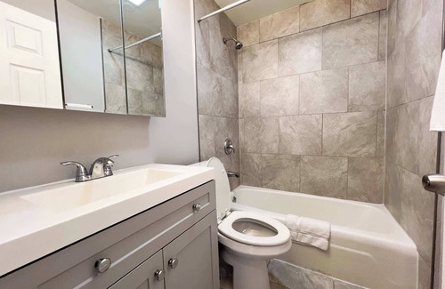Lake View East Apartment | Stylish, Sleeps 6, 1 Free Parking