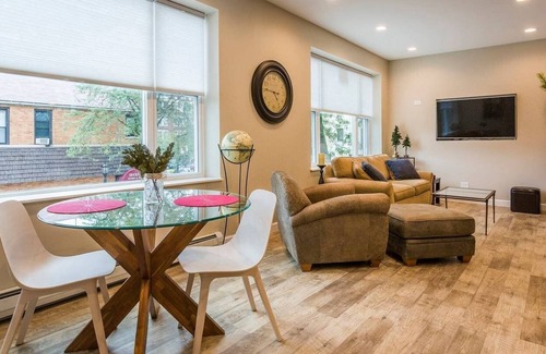Forest Park Apartment | Stylish & Urban - Oak Park/Forest Park, Pets OK