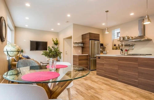 Forest Park Apartment | Stylish & Urban - Oak Park/Forest Park, Pets OK
