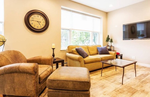 Forest Park Apartment | Stylish & Urban - Oak Park/Forest Park, Pets OK