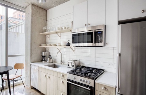 Near North Side Apartment | Sunny River North 1BR w/Gym & Coffee Shop, nr L & Beach, by Blueground