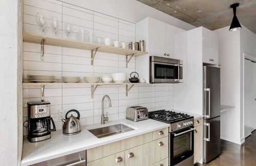 Near North Side Apartment | Sunny River North 1BR w/Gym & Coffee Shop, nr L & Beach, by Blueground