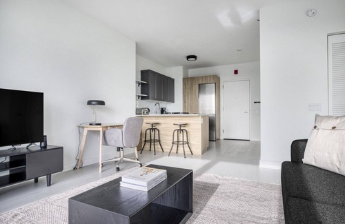 West Loop Apartment | Sunny West Loop 1BR w/Pool, Coworking & Gym, 1 block to L, by Blueground