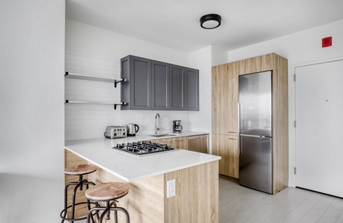 West Loop Apartment | Sunny West Loop 1BR w/Pool, Coworking & Gym, 1 block to L, by Blueground